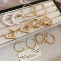 Minimalistisches Ohrring-Set mit geometrischen Creolen und Perlen auf Samt-Display - Silbernadel Gemischte Stile / Gold (12-teiliges Set)