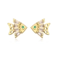 Dettaglio orecchini a pesce in oro 18K con micro-incastonatura di zirconi e occhio verde - Pesce Rosso Bianco