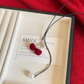 Elegante collar de cerezas rojas aterciopeladas con perla y cordón negro en caja de regalo - Cereza Roja Cordón Negro Con Perla Blanca (HN10876)