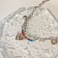 Détail d'un collier en chaîne argentée avec perles colorées et pendentif cœur étoile - 20# Collier - Multicolore