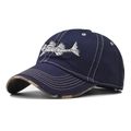 Detalle de bordado de espina de pescado en gorra azul con visera inferior de camuflaje - Azul marino