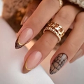 Amandelvormige plaknagels in bruine French-stijl met gouden glitters en schildpadpatroon - Lijmstijl (JP2851)