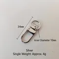 Primer plano del cierre de mosquetón de zinc plateado de 34mm con anillo interior de 10mm - Blanco Plateado