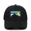 Cappellino da baseball nero classico con ricamo di paesaggio montano al tramonto colorato - Regolabile / Nero