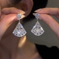 Gros plan de boucles d'oreilles pampilles en forme de feuille avec zircons brillants - Style Pampille Éventail en Zircon Argent (52# Tige en Argent)