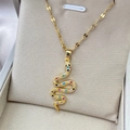 Dettaglio macro del ciondolo a serpente in oro 18K con zirconi colorati su cofanetto - 0625 Misto-Serpente Colorato d'Oro