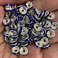 Macro-opname van 8mm blauwe strass-tussenkralen voor doe-het-zelf sieraden - Zilveren Basis Donkerblauw Strass