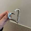 Pinza para el pelo de corazón en metal plateado pulido con diseño hueco en mano - Corazón / Plateado