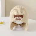 Detailaufnahme der Brooklyn-Stickerei auf einer beigen Strickmütze mit Ohrenklappen - 2-5 Jahre / Beige (Brooklyn)