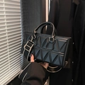 Sac à bandoulière noir rectangulaire avec gaufrage géométrique 3D et large sangle - Noir