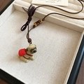 Détail du pendentif carlin avec sac à dos rouge sur cordon ciré marron avec perle de bois - Collier-Marron-Rouge-Chien