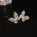 Détail macro de boucles d'oreilles papillon dorées avec zircons et cristaux colorés - Clou Papillon Coloré Doré (35#)