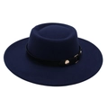 Détail d'un chapeau en feutre bleu marine avec ceinture en cuir noir et boucle dorée - Style à Deux Boutons / Bleu marine