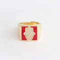 Detail eines vergoldeten Hamsa-Hand-Rings mit rotem Emaille und weißen Zirkonia-Steinen - Einstellbar Offen / Rot