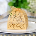 Dettaglio di scatola per bomboniere dorata tagliata al laser con motivi floreali e fiocco - Oro