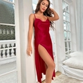 Elegante camicia da notte in raso rosso scuro con scollo a cappuccio e spacco laterale - S / Rosso