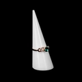 Anello in oro rosa con gemma verde su supporto a cono bianco e sfondo nero intenso - Acrilico Solido Bianco