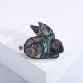Broche lapin mignonne avec nacre d'abalone colorée et yeux en pierre rose - Argenté Coloré