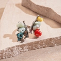 Detalle de incrustaciones de concha coloridas en forma de flor sobre anillo de plata - Mariposa De Piedra Triturada Colorida (HR2618) / Mariposa Azul