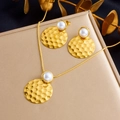 Parure de bijoux dorée martelée avec perles posée sur une boîte cadeau élégante - N2912