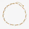 Elegante Perlenkette mit goldenen Akzenten aus Edelstahl und praktischem Karabinerverschluss - Gold (KDD1142)