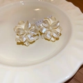Orecchini a perno a forma di camelia bianco perla con petali testurizzati ed eleganti - Stile Camelia Perlata (19#) / Giallo