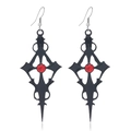 Vue détaillée des boucles d'oreilles gothiques en métal noir avec pierres rouges rondes - Croix Noire avec Pierre Rouge