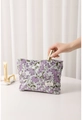 Gros plan sur la broderie florale lavande de la trousse de maquillage en toile avec étiquette - Taro Floral Tissé-Teint Grand