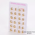 Klassische 3mm goldene Edelstahl-Ohrringe im Set mit 12 Paaren auf einer weißen Displaykarte - Klein: 3mm Dicke 7mm Innendurchmesser (12 Paare)