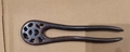 Fourche à cheveux en bois de santal foncé en forme de U avec sculpture florale ajourée - A-2 Grande Fleur Double Broche