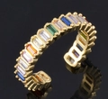 Bague dorée ajustable avec zircons colorés coupe baguette aux tons arc-en-ciel - Bague en zircon coloré à une rangée