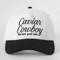Dettaglio del ricamo Caviar Cowboy nero sul cappellino da baseball in cotone bianco - Regolabile / Splicing Bianco e Nero