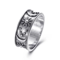 Vue détaillée d'une bague vintage en argent avec gravures célestes de soleil, lune et étoiles - Argent Antique