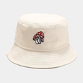 Détail de la broderie de trois champignons rouges sur un chapeau bob en coton crème - M (56-58cm) / Beige