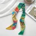 Zijden twilly sjaal in smaragdgroen met bloemen en dierenprint voor haar en handtassen - Oerwoudgroen