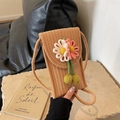 Handgefertigte kamelfarbene Strick-Handytasche mit 3D-Blumen und grünen Quasten - Stil 2 / Khaki