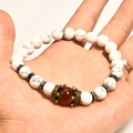 Bracciale di turchese bianco con distanziali in ematite e decorazione corona dorata - Turchese Bianca Agata Rossa