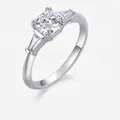 Eleganter Ring aus S925 Sterlingsilber mit Moissanit im Kissenschliff und Seitensteinen - R12941 Moissanit Quadratischer Kissenschliff 6*6mm / US Größe 7