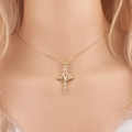 Collana a croce placcata oro con cuori in zircone colorato indossata su modella - Stile Cuori Intrecciati e Croce (XL137-2)