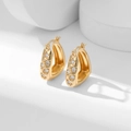 Eleganti orecchini a cerchio quadrati dorati con zirconi su uno sfondo bianco pulito - Trapezio / Oro