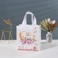 Dettaglio del sacchetto regalo bianco in tessuto non tessuto Eid con stampa festiva - Modello Eid Saeed (5005-4) / Medio (29*27*12)