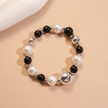 Dettaglio del bracciale con perle nere, perle finte bianche e accenti in metallo argento - Bracciale / Nero
