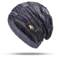 Detalle del gorro de punto gris oscuro con forro polar y parche de cuero con logotipo - Solo Gorro / Azul marino