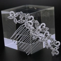 Dettaglio del pettine per capelli da sposa in argento con strass scintillanti e fiori - Stile 81260