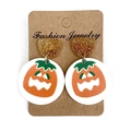 Halloween-Kürbis-Ohrringe mit Goldglitzer auf Karte für gruseliges Saison-Design - Goldener Kürbis