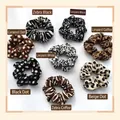Dettaglio di elastici per capelli in tessuto con motivi leopardati, zebra e pois - Set da 8 Pezzi (3 Pois + 3 Leopardo + 2 Zebra)