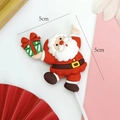 5 cm Weihnachtsmann Kuchendeko aus weichem Gummi mit einem grünen Geschenkpaket - #6012 Tanzender Weihnachtsmann mit Geschenkschachtel