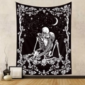 Dettaglio dell'arazzo con teschi che si baciano, cornice di rose e luna crescente - 73X95CM / Tessuto Spazzolato