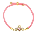 Bracelet en corde rose avec pendentif couronne cœur dorée et ailes sur fond blanc - Rose / Corde Tressée Main