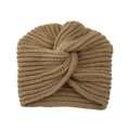 Primer plano detallado de un gorro turbante de punto camel con diseño de nudo cruzado - Caqui